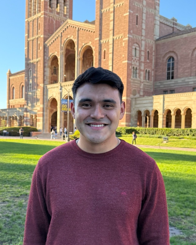 Kevin Gámez en frente de Royce Hall, UCLA